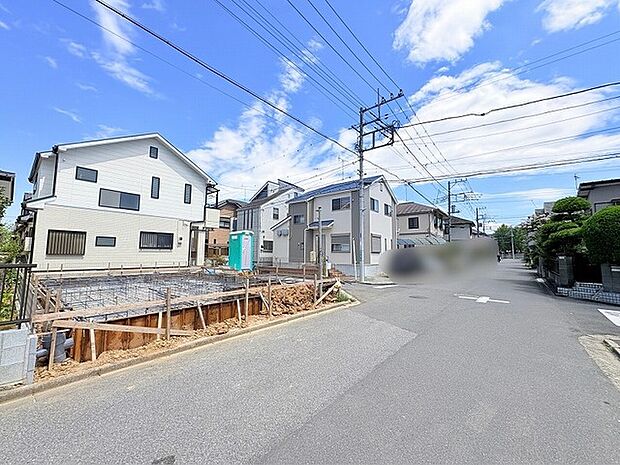 落ち着いた雰囲気の住宅街に位置し、ゆったりとした時間が流れる穏やかな住環境が整っています。