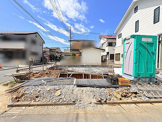 新しい暮らしの形を整えるため、着々と基礎工事が進められている穏やかな住環境です。