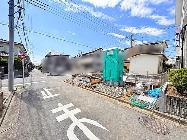空が広がる穏やかな住宅街に位置し、これからの暮らしの拠点となる伸びやかな土地です。