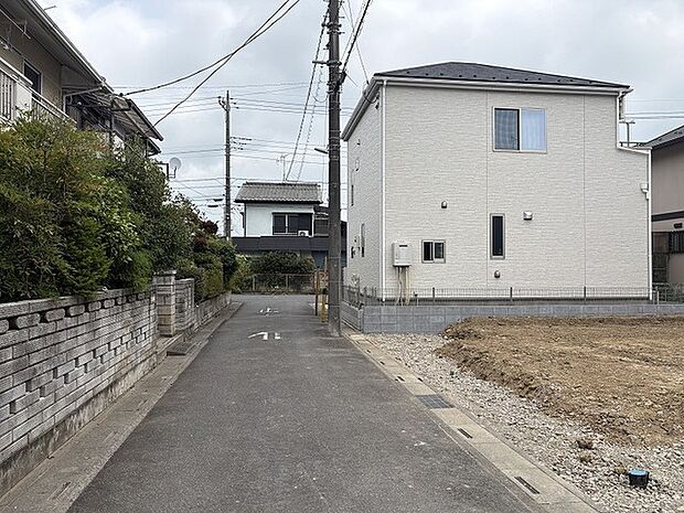 落ち着いた雰囲気の住宅街に位置し、静かで穏やかな日常が流れる住環境が整っています。