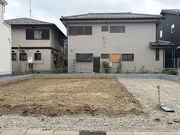 理想の住まいをゼロから描き出せる、静かな住宅街に佇む広々とした敷地です。