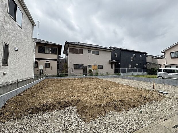 周囲の環境に溶け込みつつ、理想の住まいを自由に描ける整った敷地が広がっています。