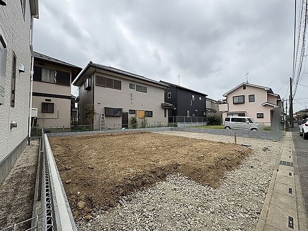 落ち着いた周辺環境に囲まれ、これからの暮らしの可能性が広がるフラットで整った土地です。
