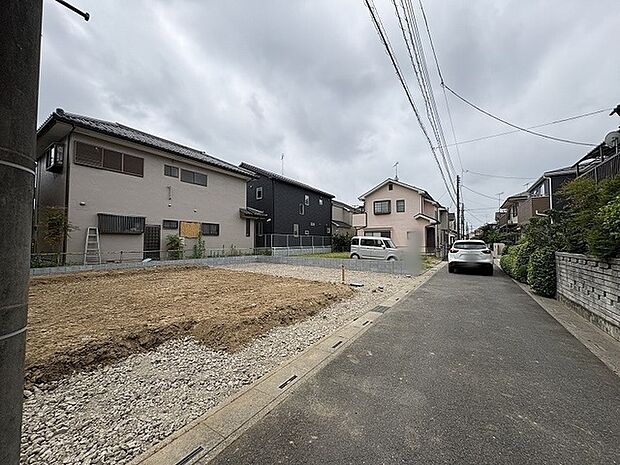 周囲に住宅が並ぶ、落ち着いた雰囲気の漂う穏やかな住環境が広がっています。