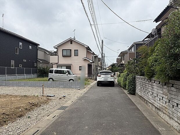 周囲の家々と静かに調和し、日々の暮らしに穏やかな落ち着きをもたらす閑静な住宅街の風景です。