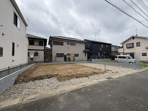 落ち着いた住宅街に位置し、理想の住まいを叶えるための広がりと可能性を感じる土地です。