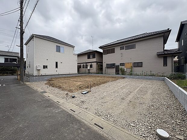 周囲の環境と調和しながら、自分らしい住まいの計画を描き出せる整った敷地が広がっています。