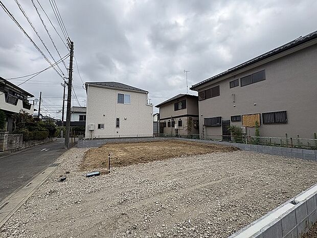 周辺環境と調和する穏やかな街並みに位置し、日々の暮らしを描き出す広がりを感じられる住まい環境です。