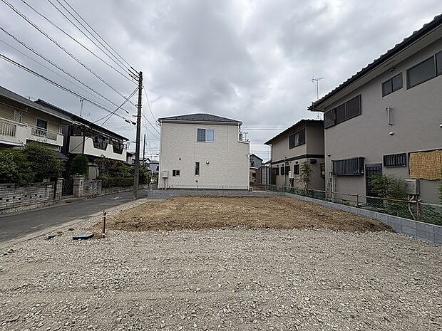 周囲に溶け込む落ち着いた街並みの中で、理想の暮らしを自由に描き出せる広やかな空間が広がっています。