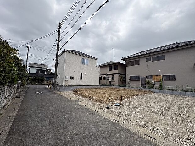 周辺環境と調和する穏やかな街並みに位置し、理想の住まいを形にするための可能性を秘めた区画です。