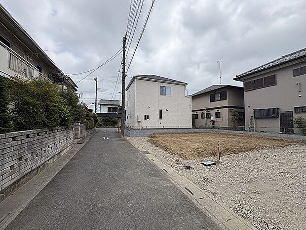 周辺環境と調和する穏やかな街並みに位置し、理想の住まいを描くためのゆとりある敷地が広がります。