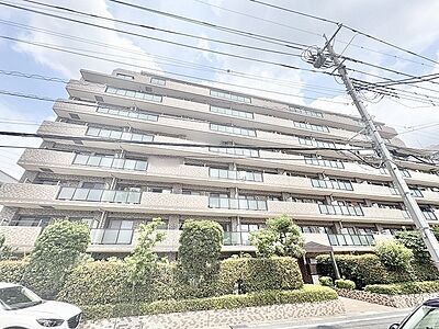 外観:街並みに馴染む落ち着いた佇まいと、手入れの行き届いた植栽が日々の暮らしに穏やかな心地よさを届けます。 外観:街並みに馴染む落ち着いた佇まいと、手入れの行き届いた植栽が日々の暮らしに穏やかな心地よさを届けます。