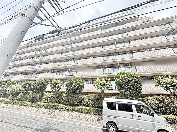 穏やかな街並みに調和する、落ち着いた佇まいが日々の暮らしを優しく包み込みます。