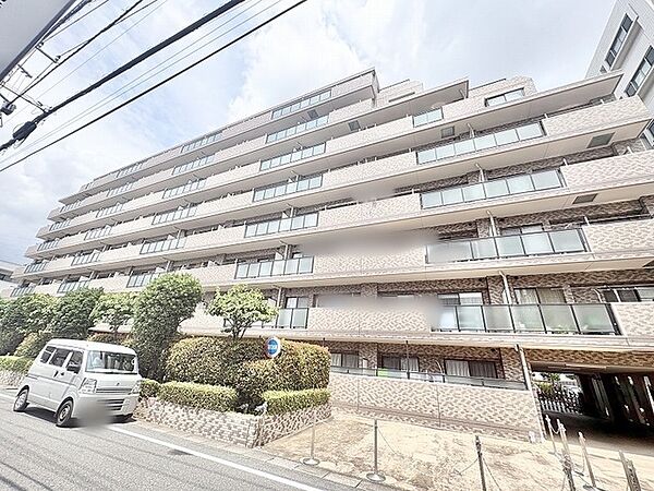 街並みに馴染む落ち着いた佇まいと、調和のとれた穏やかな日常が感じられる外観です。