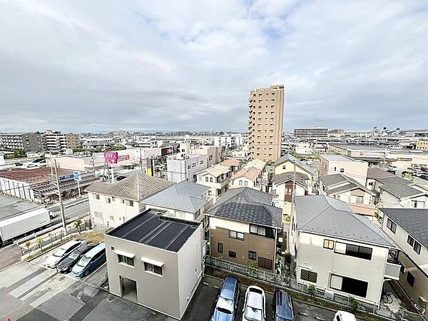 見晴らしの良い開放的な景色が広がり、日常の忙しさを忘れて穏やかな時間を過ごせる住環境です。