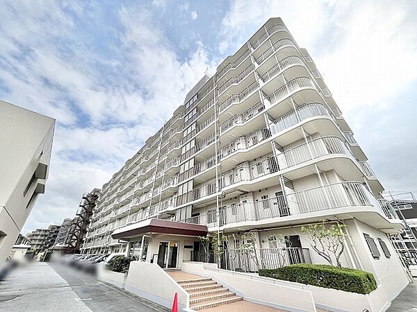 青空に映える端正なフォルムが、街並みに洗練された存在感を添えています。