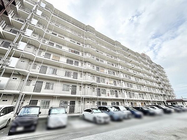 空へ向かって整然と伸びるフォルムが、街の風景に馴染む落ち着いた佇まいを演出しています。