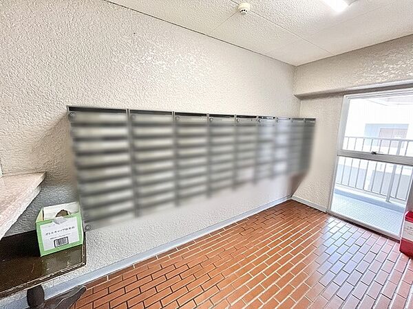 日々の暮らしの始まりを静かに整える、落ち着いた佇まいの共用エントランス空間です。