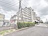 外観：穏やかな街並みに溶け込む、端正な佇まいのマンションが日常を支えます。