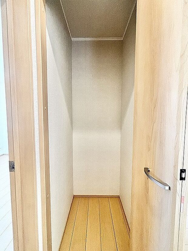 木目の温もりが感じられる落ち着いた空間で日々の暮らしを心地よく整える場所