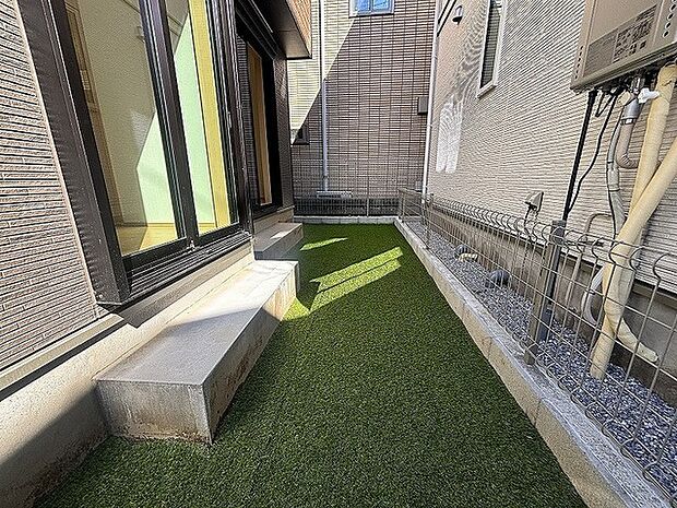 建物に囲まれたプライベート感のある空間に心地よい緑が広がり穏やかな時間が流れる場所