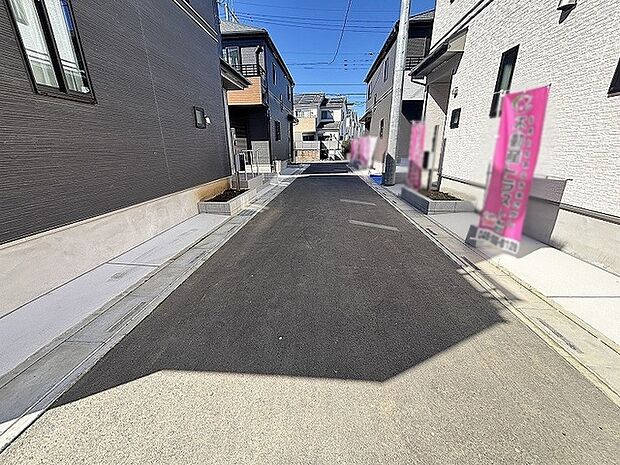 すっきりと整えられた街並みの中に穏やかな日常の風景が広がっています