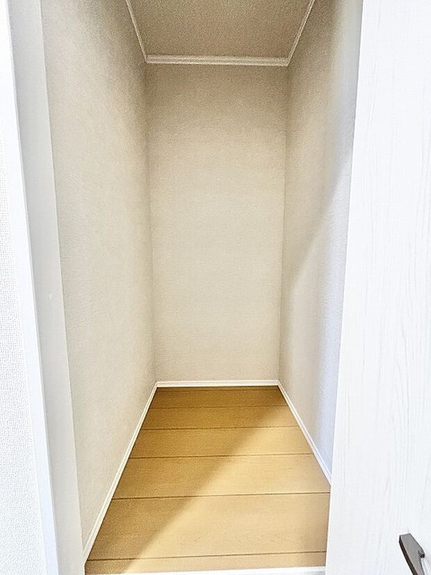 落ち着いた色合いで統一された、すっきりと暮らせる心地よい空間です