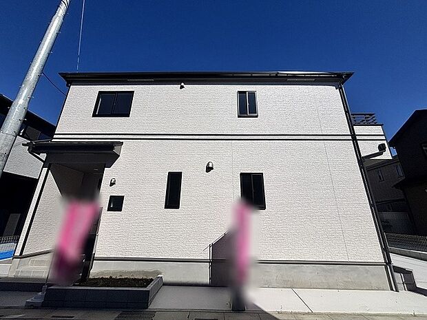青空に映えるすっきりとした外観が、心地よい日常の始まりを感じさせます。