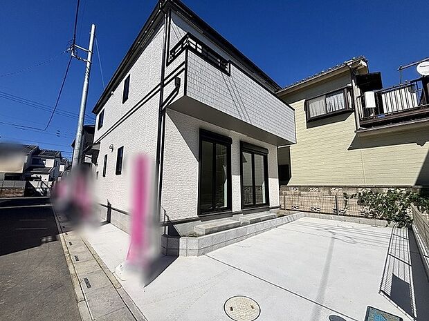 澄み切った青空の下に佇む洗練された佇まいが、穏やかな日常の始まりを予感させます