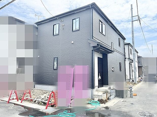 洗練されたモノトーンの外観が、街並みに落ち着きと確かな存在感を添えています。