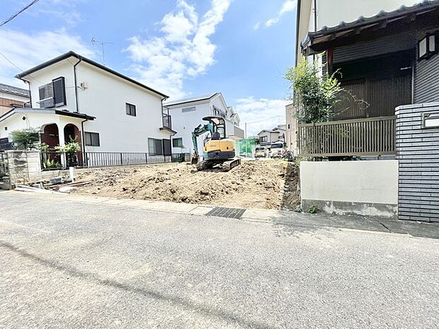 穏やかな住宅地の中に位置し、新しい暮らしの計画を自由に描ける広がりを感じさせる土地です。