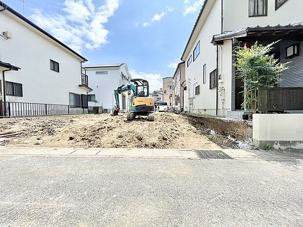 周囲の静かな住環境に溶け込み、これからの新しい暮らしを描き出すための余白が広がっています。