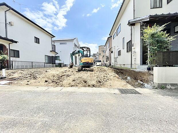 周囲の落ち着いた環境に溶け込み、新しい暮らしを描くための整えられた空間が広がっています。