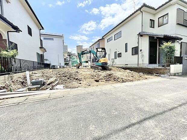 新しい暮らしの可能性が広がる、整えられた敷地が静かに時を刻んでいます。