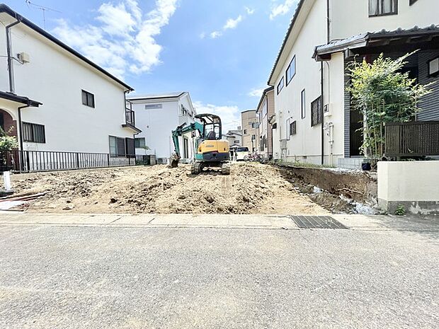 閑静な住宅街の中にあり、新しい暮らしの始まりを感じさせる広々とした敷地が整えられています。