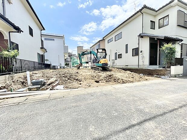 周囲の落ち着いた環境に溶け込み、新しい暮らしを想像させる広々とした敷地が広がります。