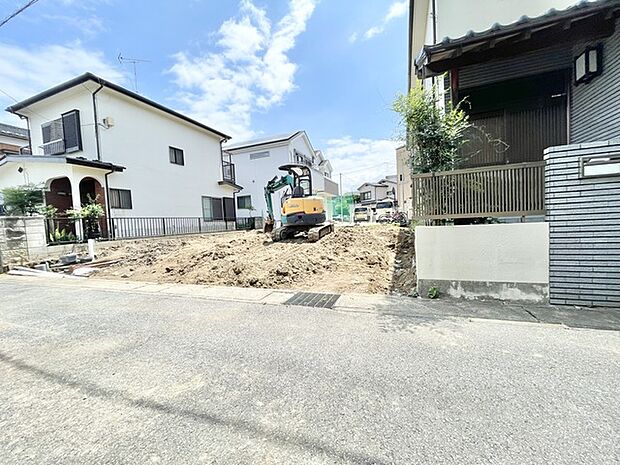 住まいの未来を描き出す、静寂に包まれたゆとりある敷地が広がっています。