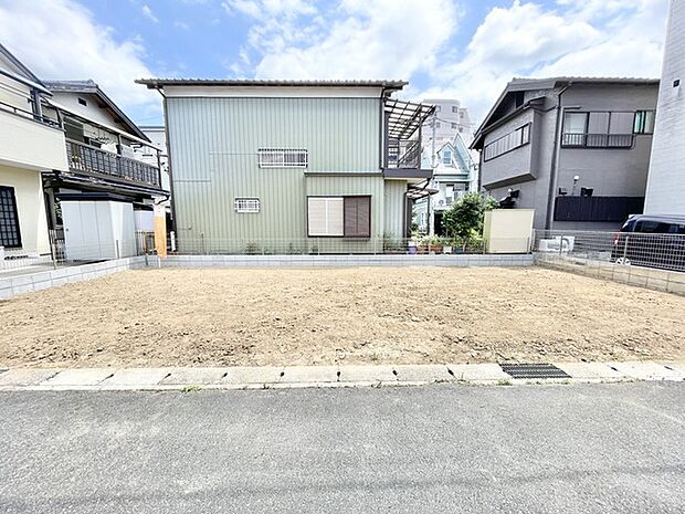 閑静な住宅街の一角に位置し、理想の住まいをゼロから描くための可能性が広がる整った土地です。