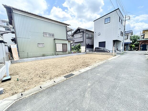 閑静な住宅街の一角にあり、新しい暮らしの構想を静かに描き出せる開放的な敷地です。