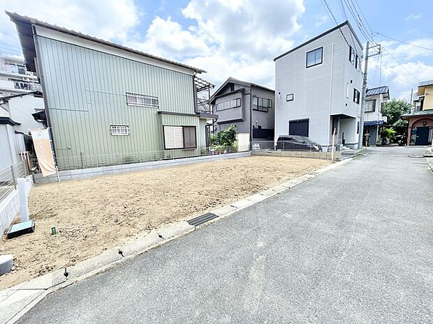 閑静な住宅街の一角に広がる、住まいの理想を自由に描き出せる開放的な敷地です。