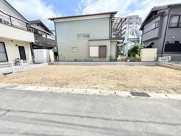 周囲の街並みに溶け込む、静かな環境で新しい暮らしを描くための整った敷地です。
