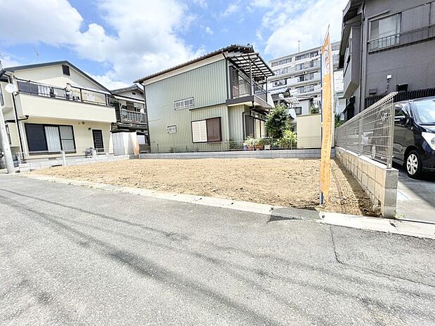 周囲の環境に馴染む落ち着いた街並みの中で、理想の暮らしを描くための広がりある自由な空間です。