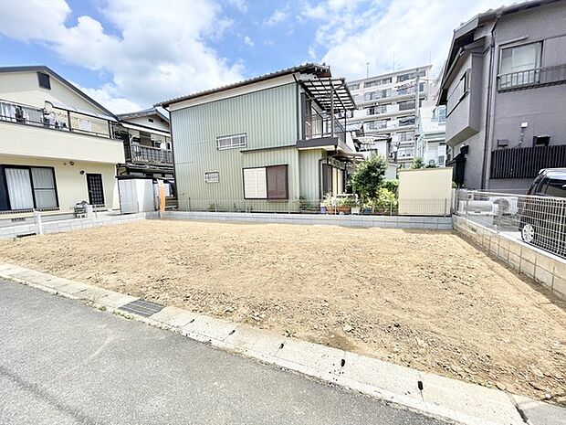 周囲と調和する穏やかな住環境に位置し、理想の住まいを描き出すための広がりを感じさせる場所です。