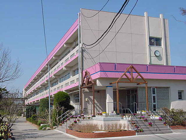 春日部市立武里中学校(950m)