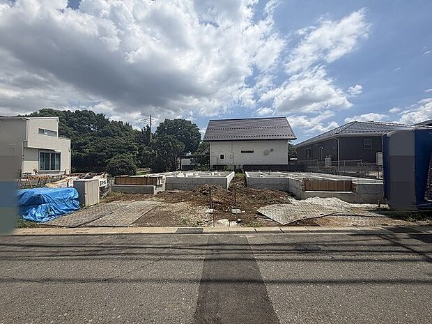 開放的な空が広がる穏やかな住宅街に、新たな暮らしの基盤が静かに整えられています。
