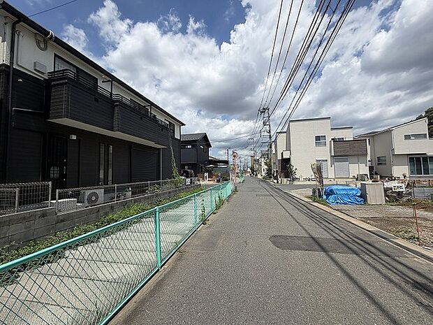 閑静な住宅街に穏やかな時間が流れ、日々の暮らしに心地よい静けさをもたらしてくれる住環境です。
