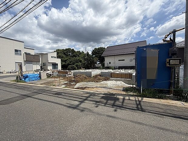 周辺環境と調和した閑静な住宅街で、新たな暮らしを築くための基盤が整い始めています。