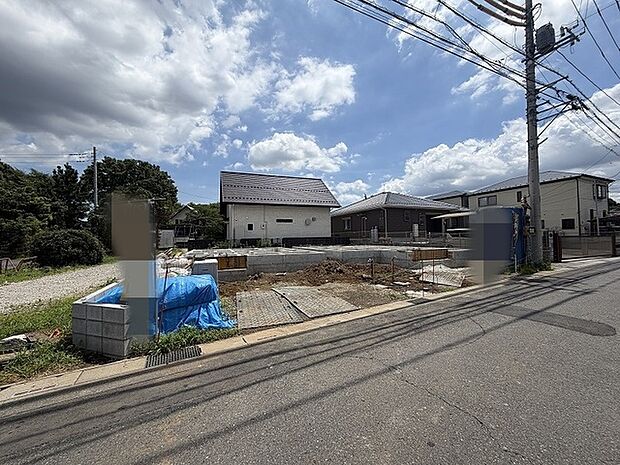 空の広がりを感じられるゆとりある敷地が、穏やかな暮らしの始まりを静かに予感させます。