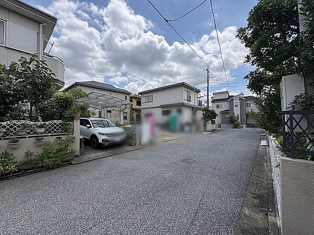 空が広く感じられる、穏やかな時間が流れる住宅街の佇まいが暮らしの心地よさを伝えます。