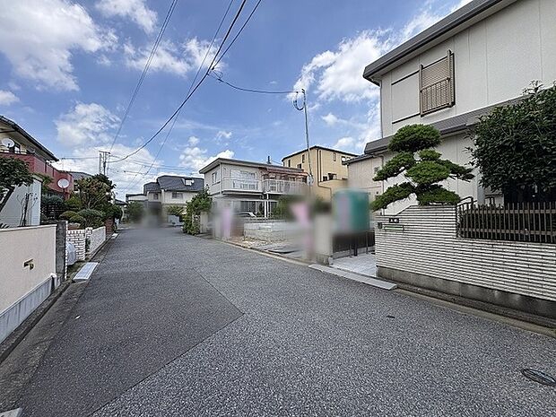 空が広く感じられる整った街並みで、静かで穏やかな日常が心地よく流れていく住環境です。